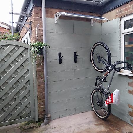 Sunset Guest House 헌스탠턴 외부 사진 A bicycle shower
