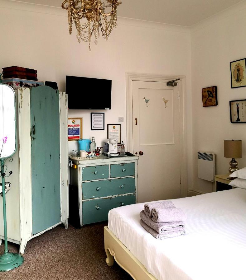Sunset Guest House 헌스탠턴 외부 사진 A room at the Old Ship Inn