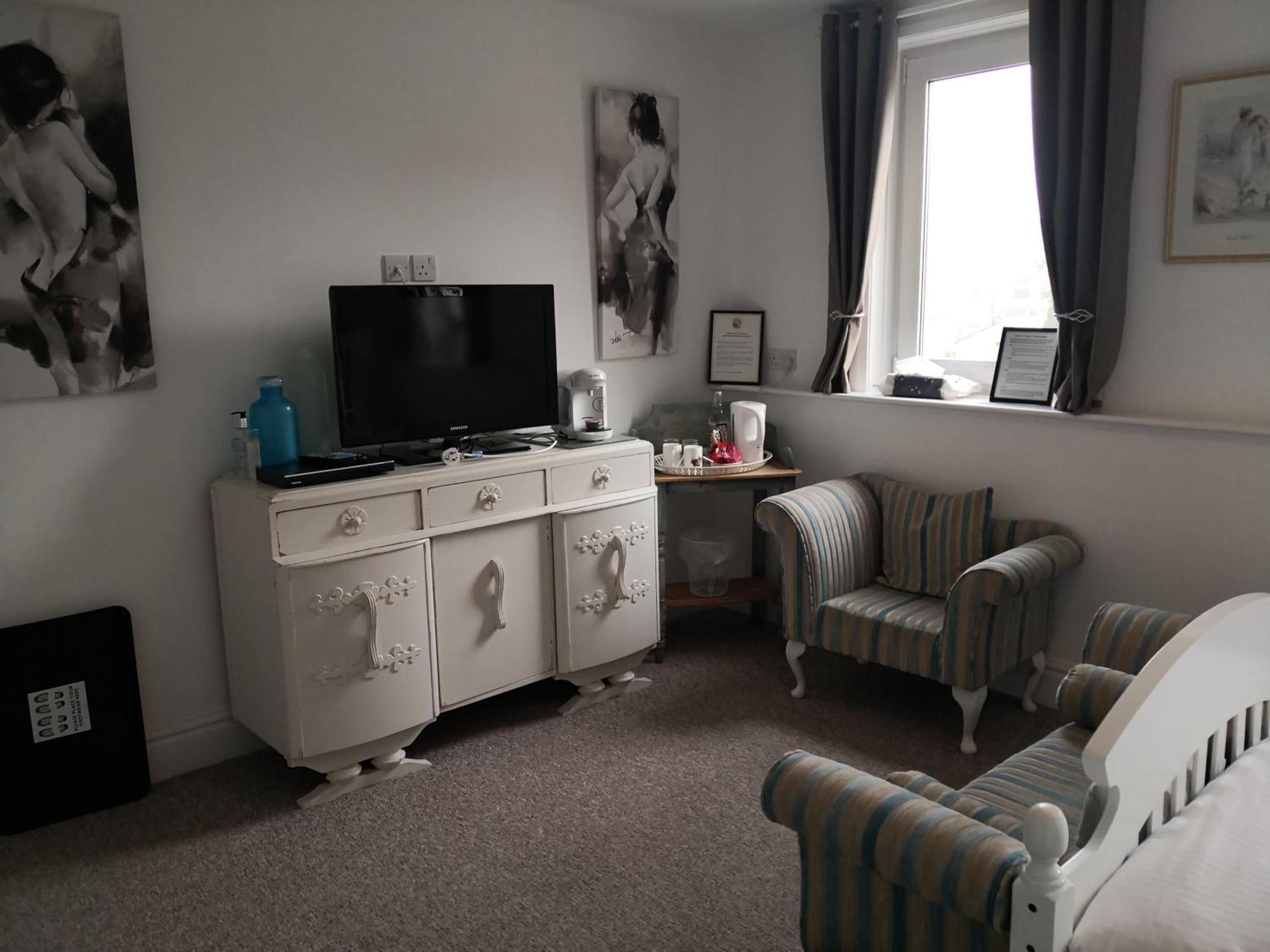 Sunset Guest House 헌스탠턴 외부 사진 A typical bedroom at the hostel