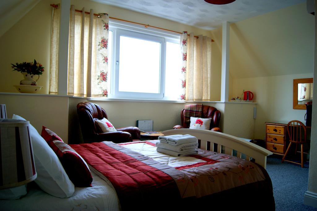 Sunset Guest House 헌스탠턴 객실 사진 A bedroom in a typical B&B