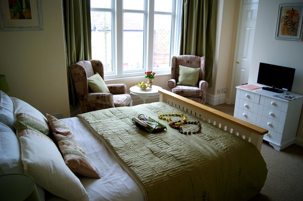 Sunset Guest House 헌스탠턴 객실 사진 A bedroom at the care home
