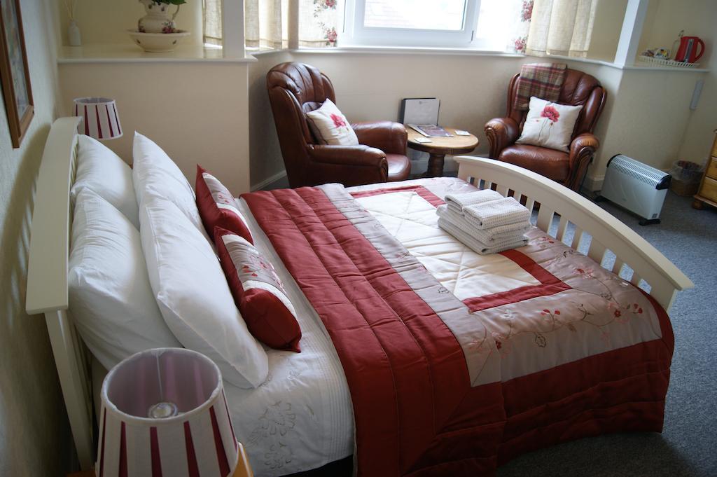 Sunset Guest House 헌스탠턴 객실 사진 A bedroom at the hotel