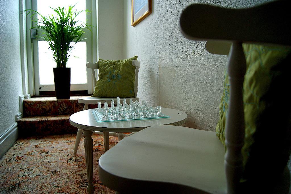 Sunset Guest House 헌스탠턴 외부 사진 A chess set