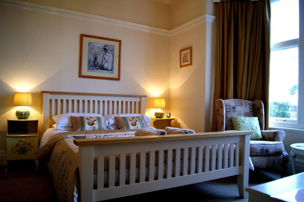 Sunset Guest House 헌스탠턴 객실 사진 A bedroom at the hotel