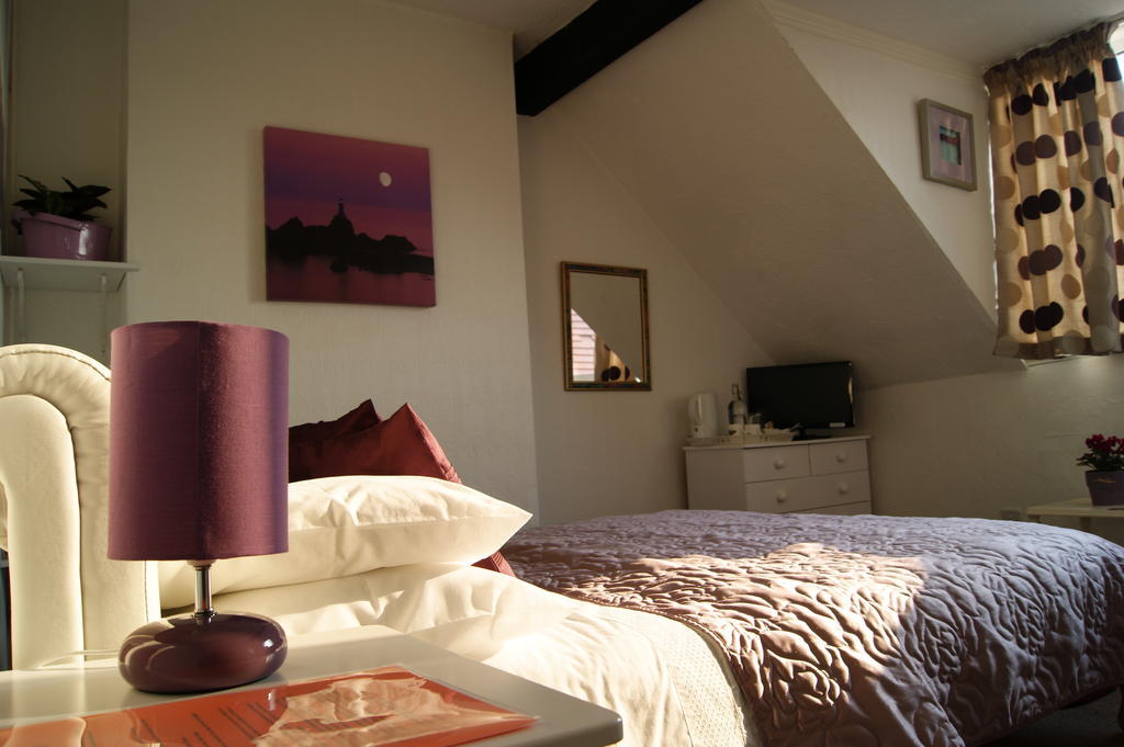 Sunset Guest House 헌스탠턴 객실 사진 A bedroom at the Old Post Office