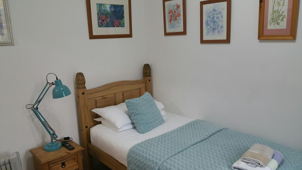 Sunset Guest House 헌스탠턴 외부 사진 A bedroom at the Old School House