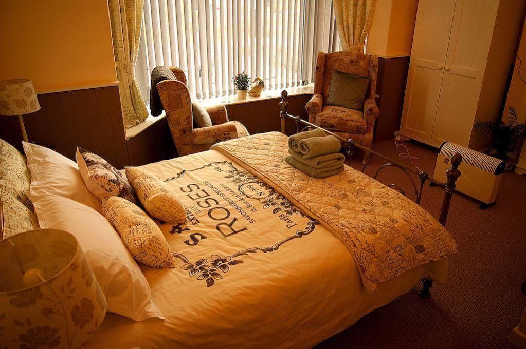 Sunset Guest House 헌스탠턴 외부 사진 A bedroom at the care home
