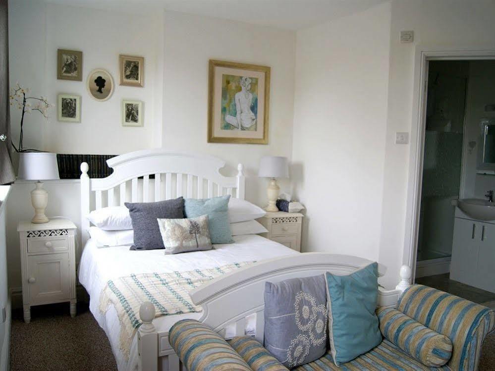 Sunset Guest House 헌스탠턴 외부 사진 A bedroom in a typical B&B